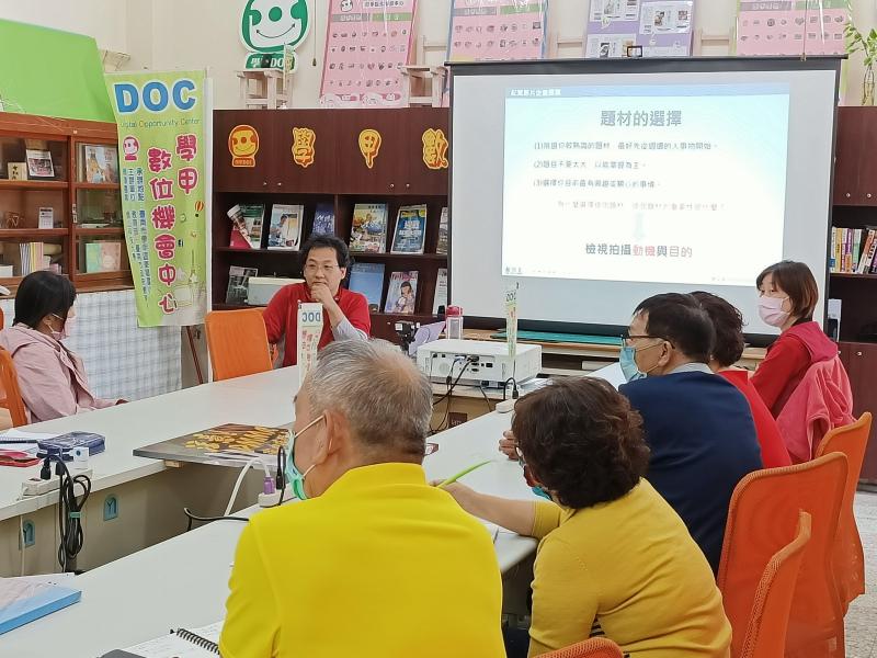 學員互相討論題材及腳本的撰寫