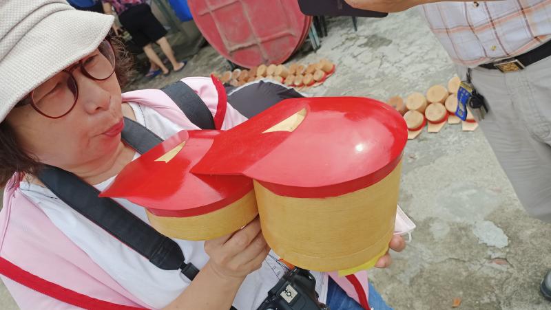 學員拿罕見一尺七的大鴿笭