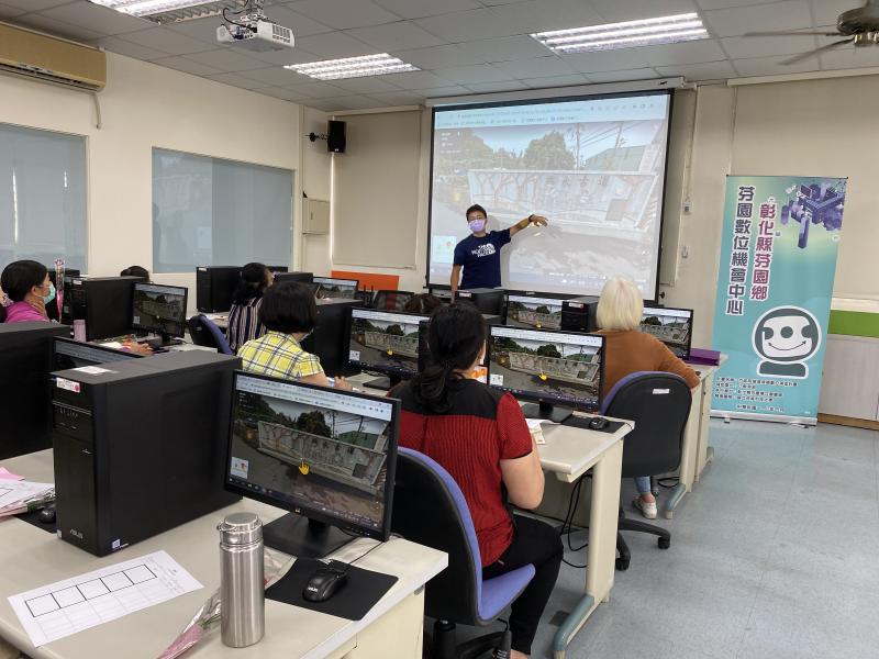 講師用自己拍攝的素材向學員講解