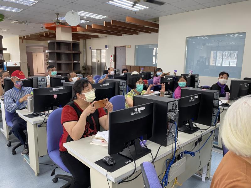 學員拿出手機練習