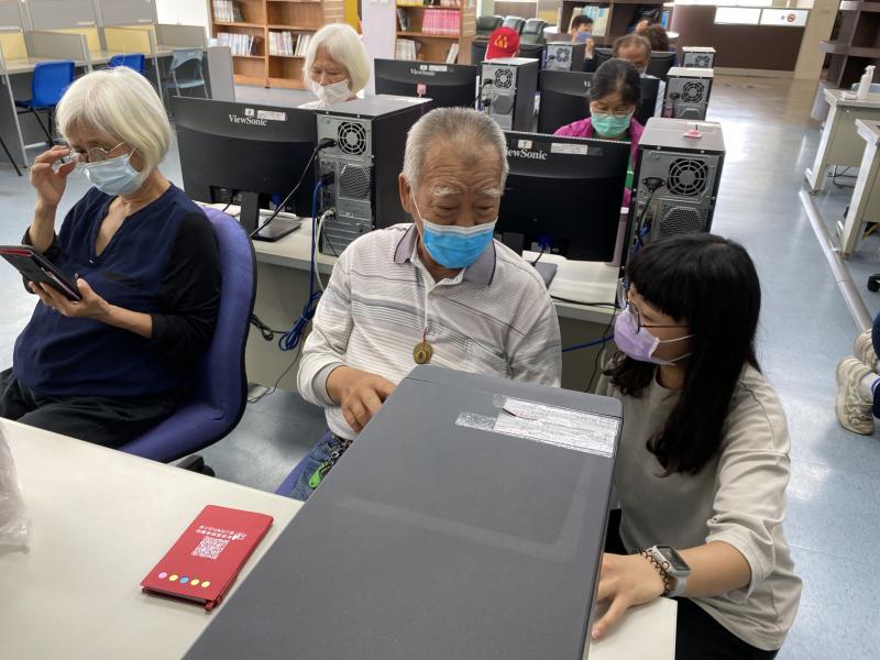 助教仔細教學員影片編輯