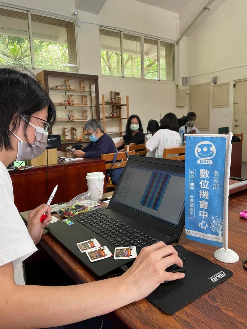 學員認真學習畫織圖