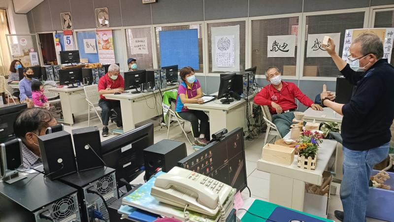 上Google搜尋(開心就好木工坊)可以欣賞到老師作品，激勵同學用木頭組合創作。