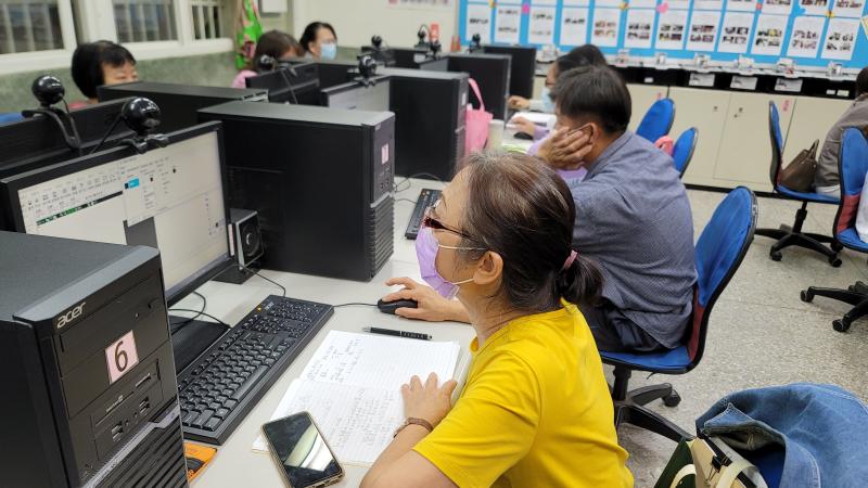 學員實體上課各自操作印章設計圖樣。