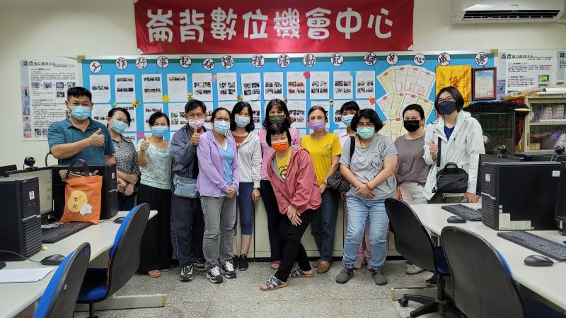 實體上課學員合影。