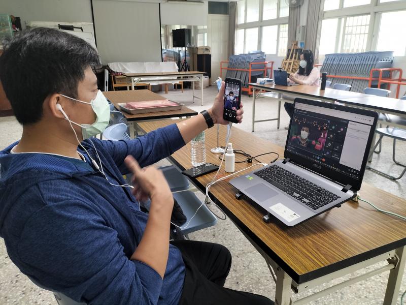 講師的線上教學照