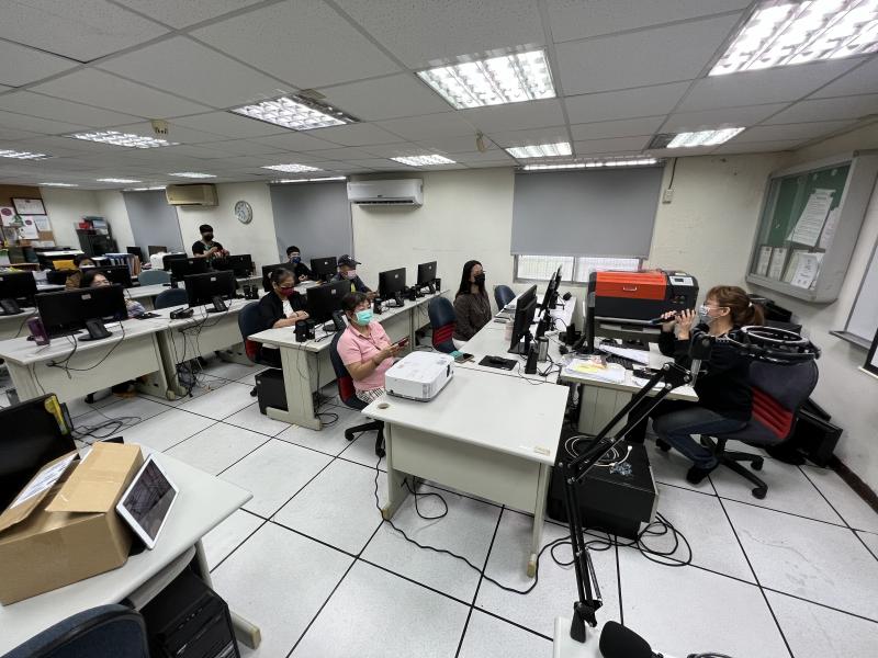 學員注意防疫口罩上課