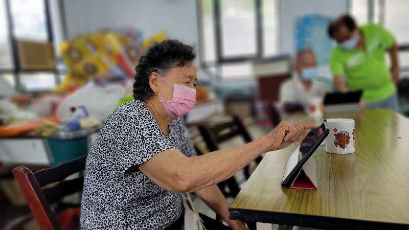 今年高齡90歲賴阿嬤操作平板技巧不輸其他學習的長者。