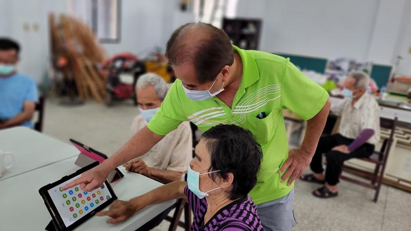 老師教導學習遇到瓶頸的長者。