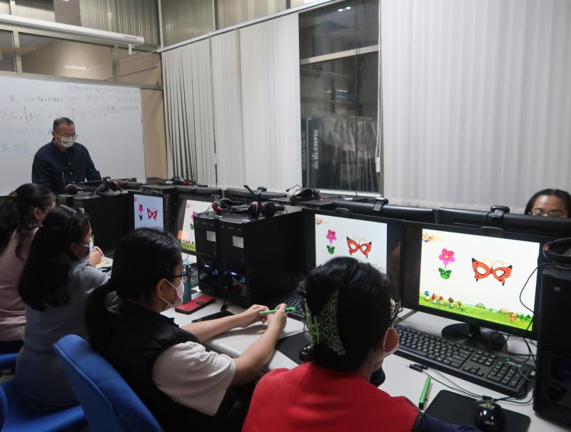 廖志家老師向學員介紹3D列印筆的功能及操作方式，並指導學員利用數位技能創作3D作品。