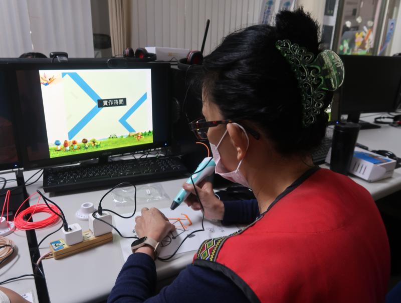 每位學員都專注與好學，蔡淑娟學員透過數位學習，運用3D列印筆創作腳踏車模型。