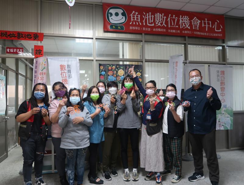 帶著原鄉原味的3D藝術作品大合照，留下學習成果。