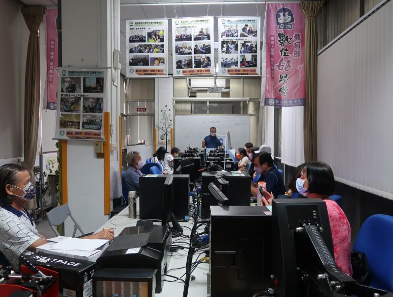 廖志家老師向學員介紹雷雕機的功能及操作方式，並指導學員利用數位技能進行數位藝術創作。