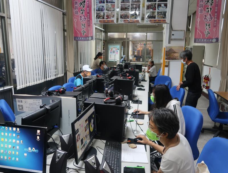 學員應數位及美學技能上網搜尋圖片，準備雷雕在鑰匙圈上。