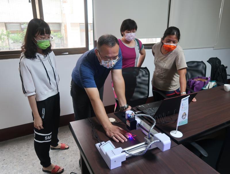 廖志家老師帶領學員實務操作雷雕機，學員發揮創意應用數位技能進行數位雷雕藝術創作。