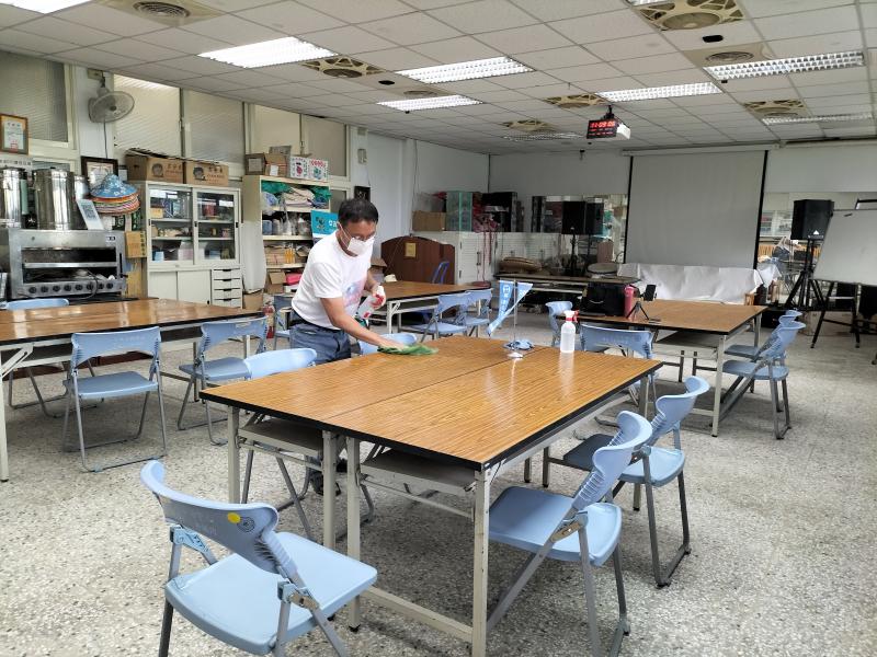 開課前以酒精清潔桌椅