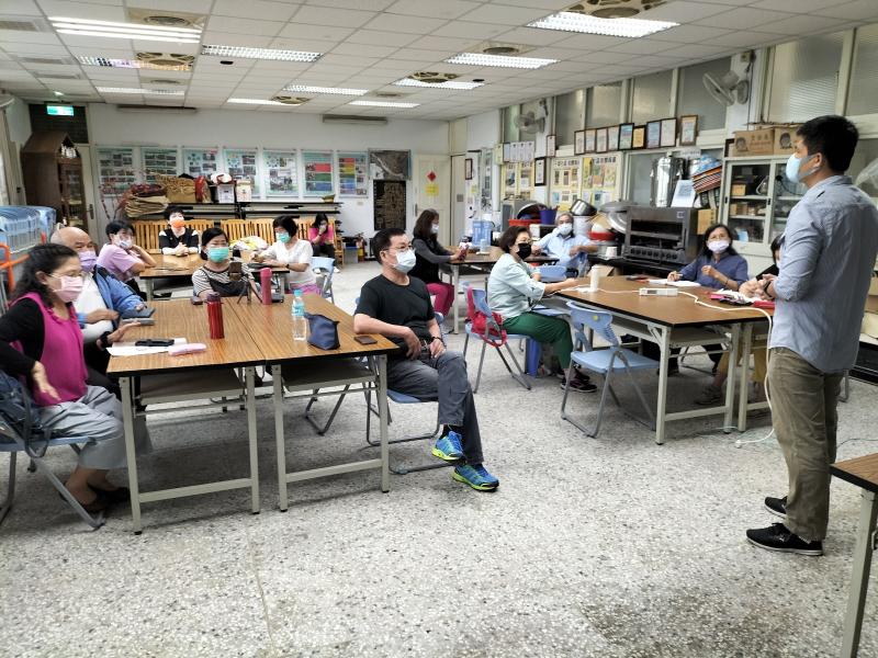 研習過程戴口罩做好防疫動作。