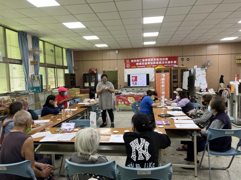 講師向仁愛原民長輩說明如何將家鄉故事與特色製作成LINE貼圖