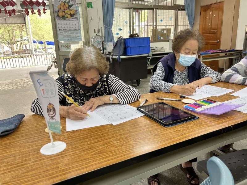 協助長輩透過平板搜尋，了解親愛村這片土地特色