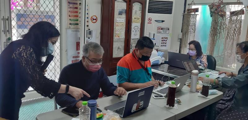 講師和學員一起練習視訊教學演練