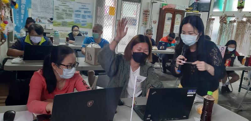 講師協助學員操作筆電學會視訊教學過程