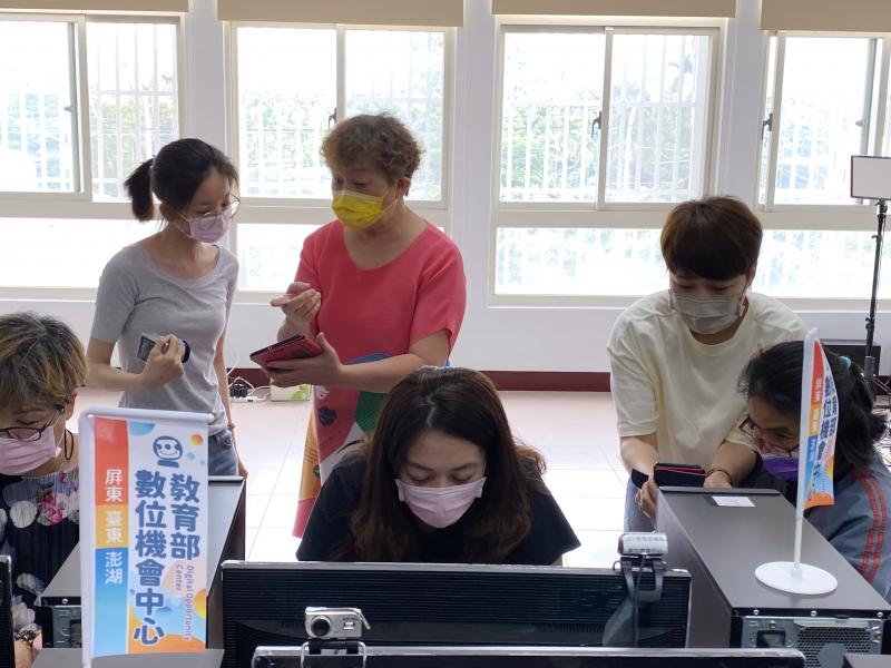 講師與助教協助學員完成作品