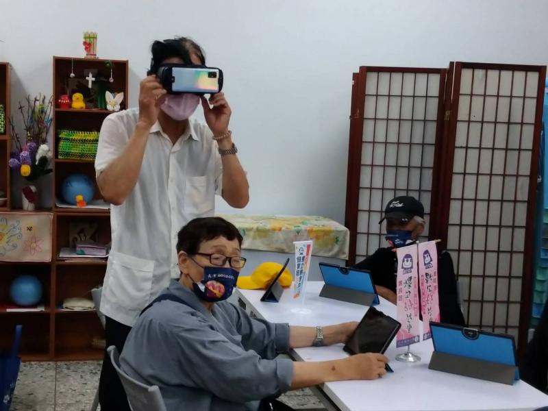 讓長輩體驗新興科技～雷雕雕刻機及VR機。