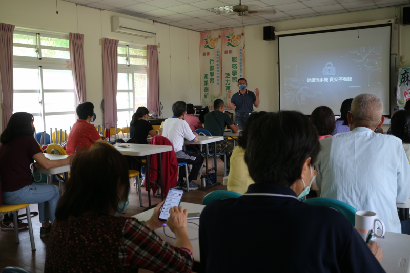 老師講解手機行動裝置規格認知,重要帳密與資料備份