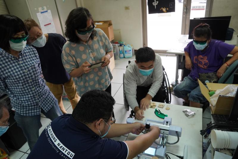 調整雷雕機定焦