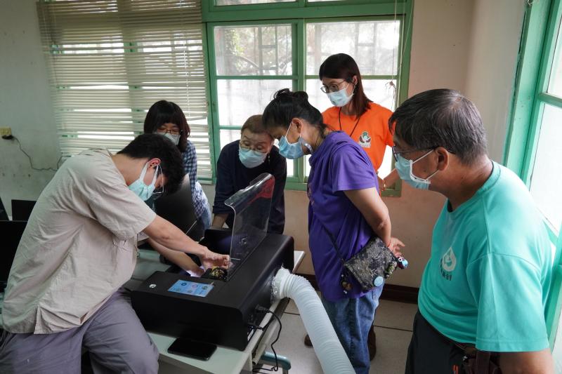 學員操作雷雕機