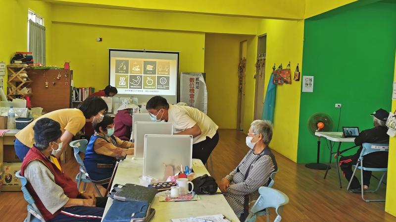 卓溪鄉崙山衛生室開長青數位學院的課，有良好防疫環境，都有隔開座位空間