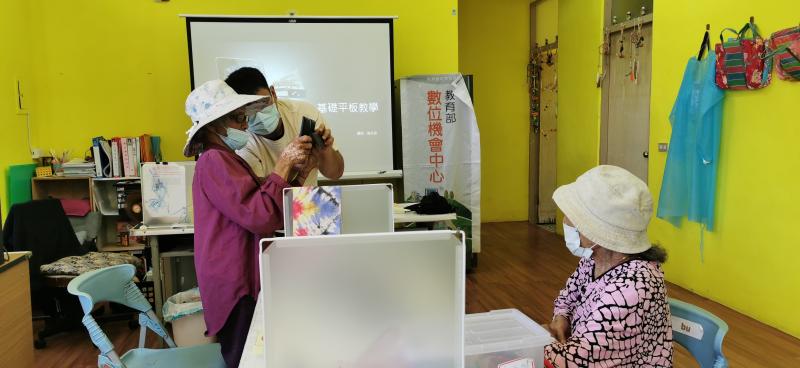 實際讓長者操作平板