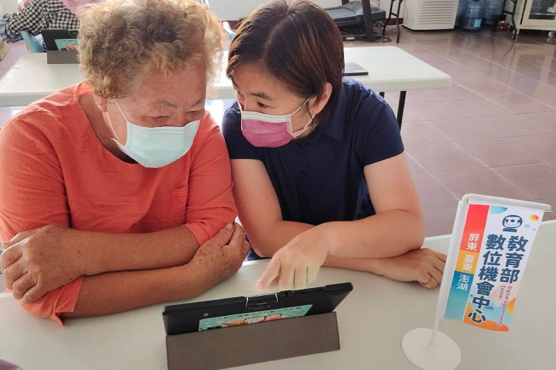 老師和學員一起討論網路下載和使用方法，平時就可以在這寫網站中知道疫情訊息。