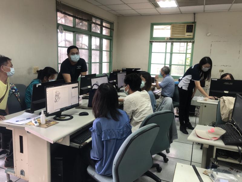 老師講解如何使用雷雕軟體