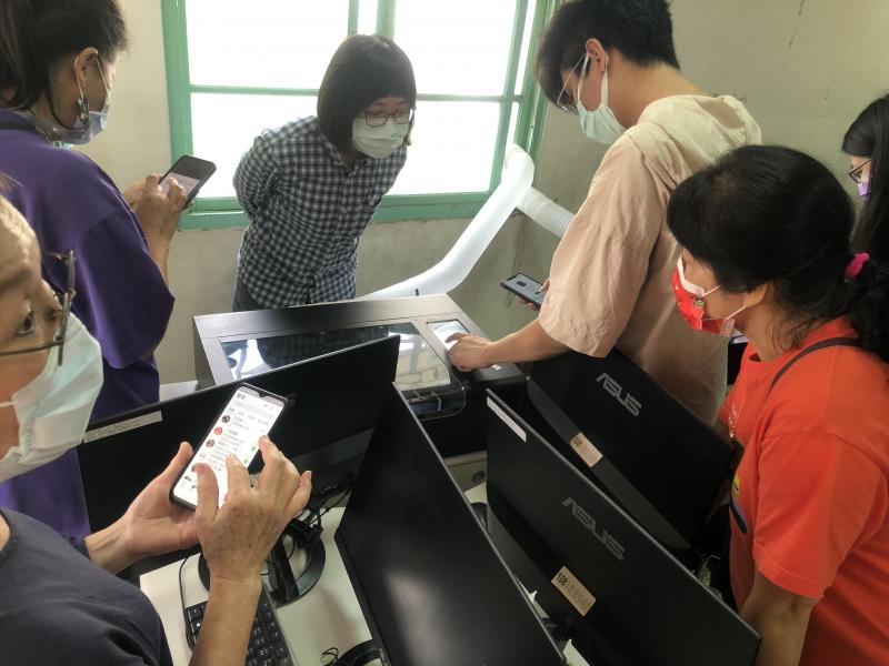 學員實際操作雷雕機