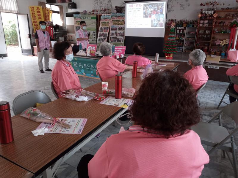 長輩們都很認真聽著假訊息的散布內容呢!