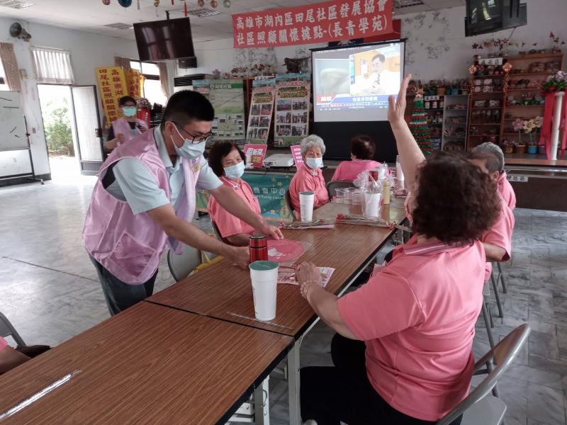 最後的有獎徵答讓阿嬤整個都活躍起來了!