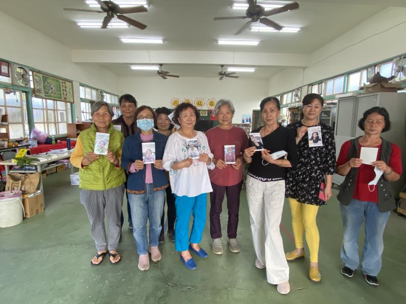 哇~~用相片列印機把照片洗出來，學員們都超級開心呢