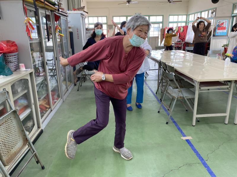 跟著阿嬤動~滋~動