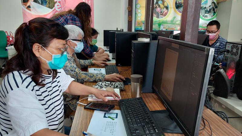 海報設計課程情況