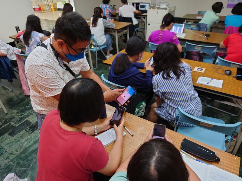 老師指導學員練習手機攝影剪輯影片製作