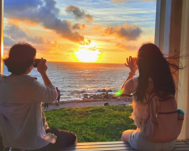 夕陽下的背影，滿滿的情誼