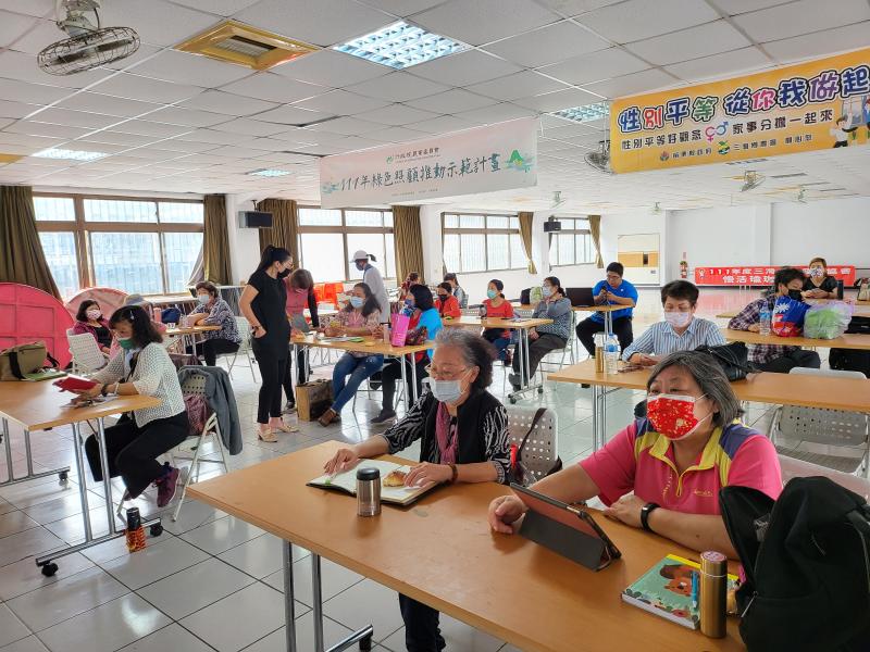 各種得直播方式,,用FB座直播,最直接能和觀眾作互動,如何發問及觀眾的回應,