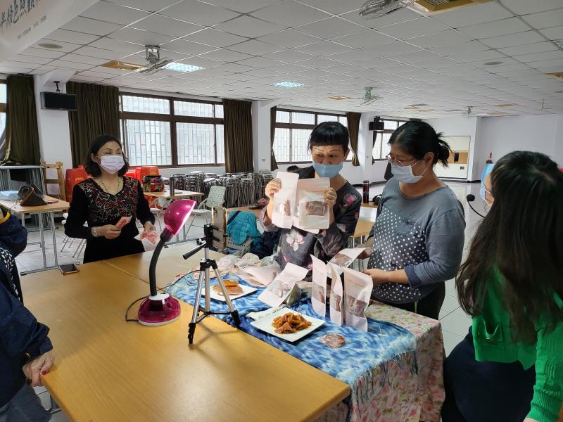 透過直播技巧說明,畫面的呈現非常重要,背景切勿雜亂吵雜,讓觀眾聚焦在產品上,麥克風聲音要清晰,讓觀眾很清楚介紹的產品,深受好評。