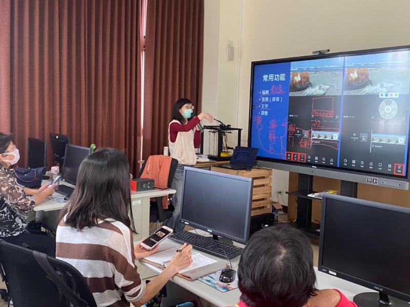 學員正在認真聽徐芷齊老師講解關于制作影片的編輯區和工具欄等功能。