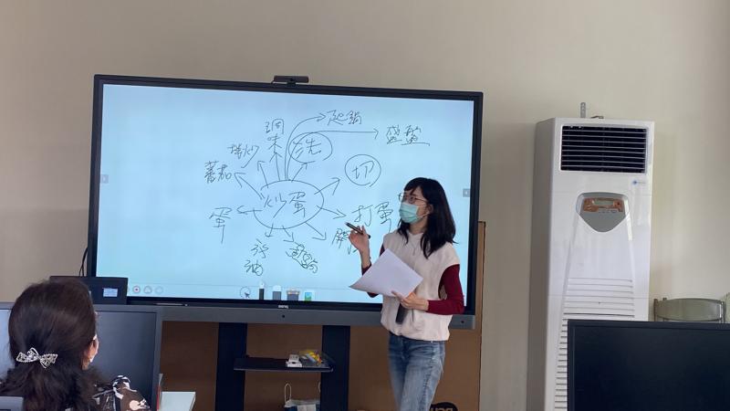 徐芷齊老師用烹煮番茄炒蛋淺顯易懂的議題來講解制作影片的流程步驟，學員聽得津津有味。