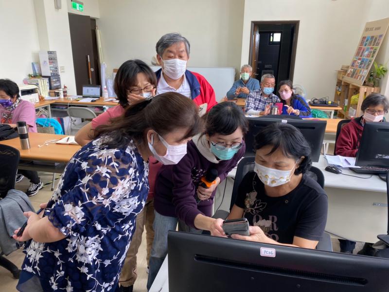 學員們制作好的影片給老師指導編修。