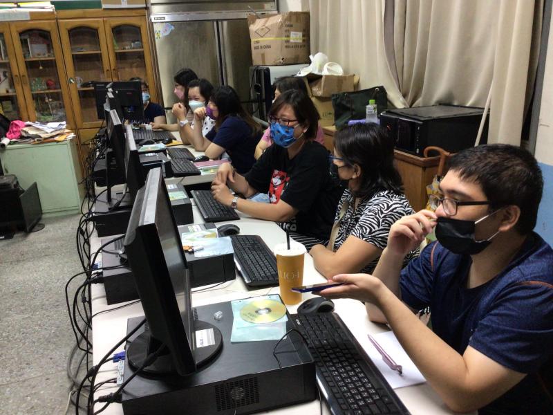 學員專心學習上課畫面