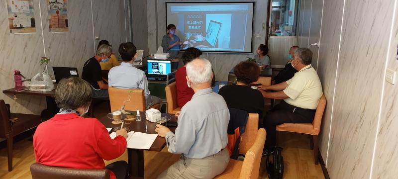 在山腳下牛罵社通事屋開設線上課程的實務操作課程，講師正在為學員講解如何操作goolge meet