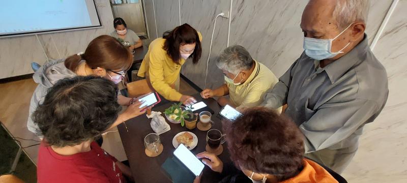 學員與講師正在討論google meet線上會議室的申請與操作